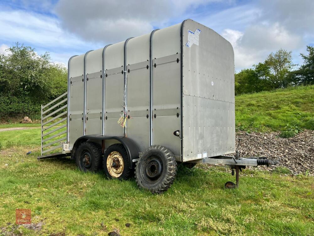 IFOR WILLIAMS 10' LIVESTOCK TRAILER