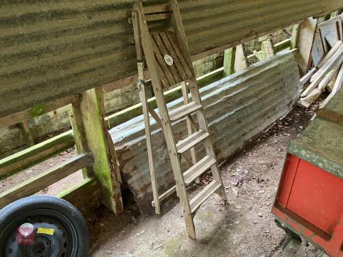 WOODEN DECORATORS STEP LADDER