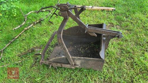 FERGUSON EARTH SCOOP