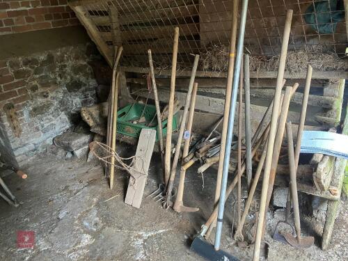 SELECTION OF GARDEN TOOLS