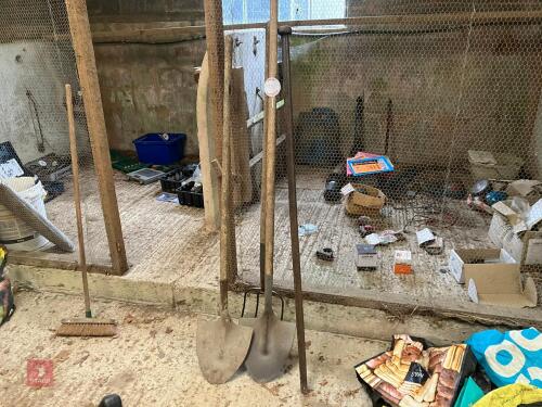 SELECTION OF HAND TOOLS