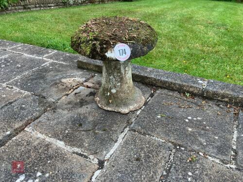 CONCRETE GARDEN MUSHROOM