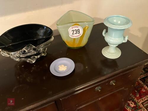SELECTION OF GLASS WARE