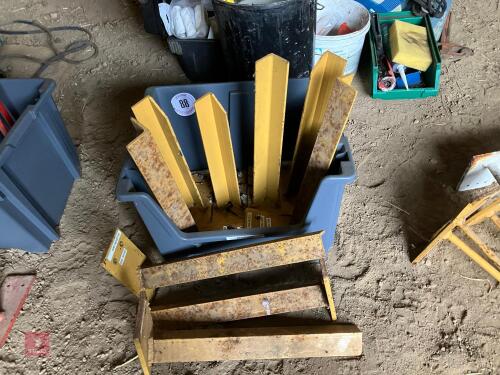 9 HEAVY DUTY WALL HANGERS (88)