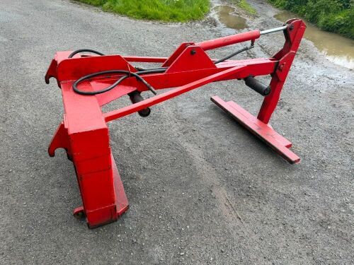 BALE SQUEEZE ON JCB Q-FIT BRACKETS