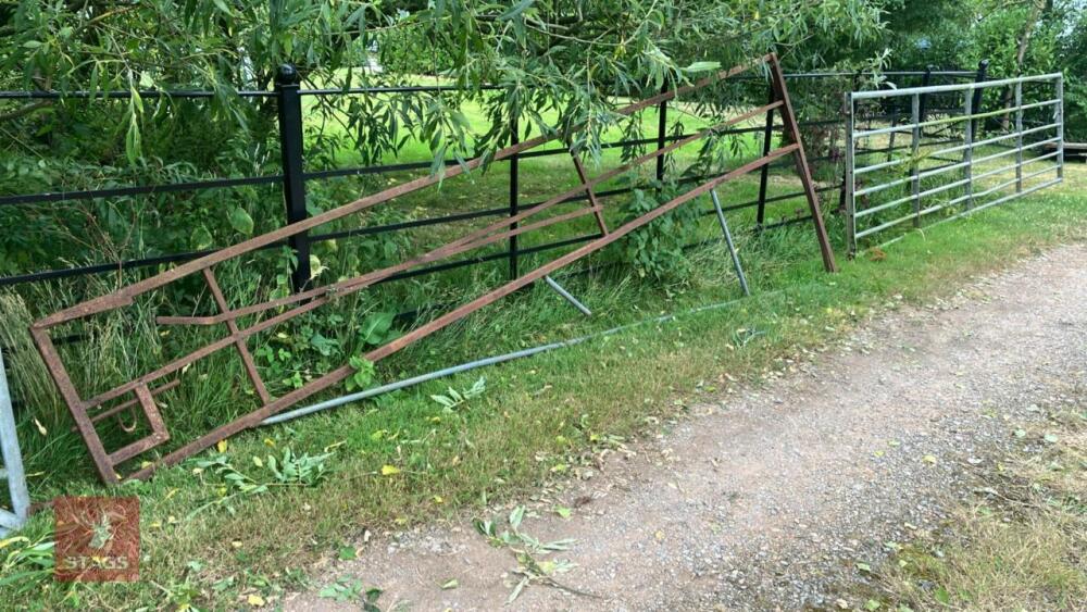 14' 2'' SLOPING BOTTOMED GATE