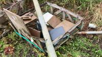 2 WOODEN BASKETS OF PAVING & PATIO SLABS - 4