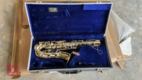 SAXAPHONE IN CASE
