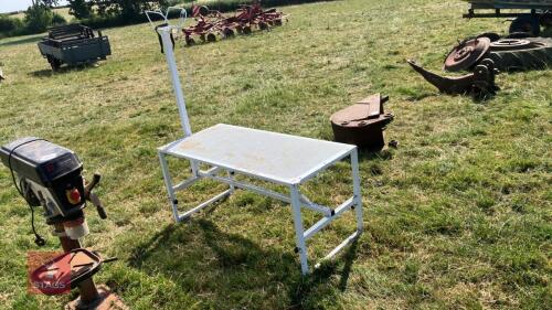 ANIMAL SHOW PREPARATION STAND