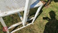 ANIMAL SHOW PREPARATION STAND - 9