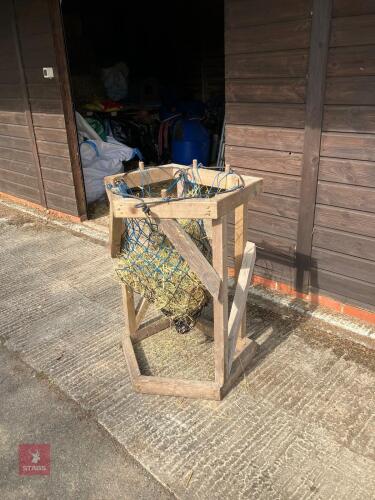 FREE STANDING HAY NET FILLER