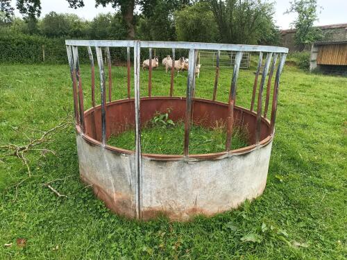 ROUND CATTLE FEEDER