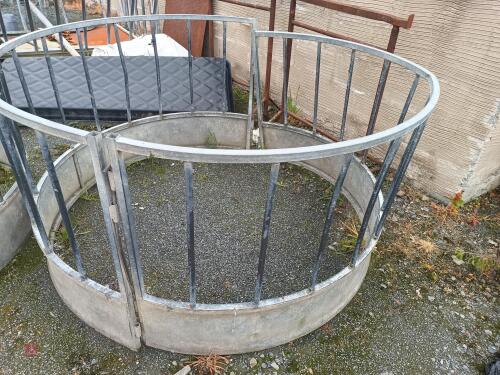 ROUND SHEEP FEEDER