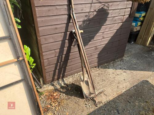 SELECTION OF GARDEN TOOLS