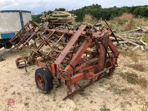 KVERNELAND FOLDING CULTIVATOR