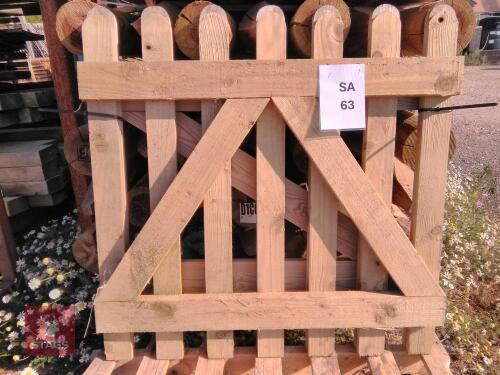 PAIR OF GARDEN PICKET GATES