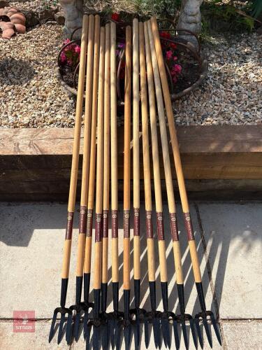 12 COUNTRYMAN LONG HANDLED HOEING FORKS