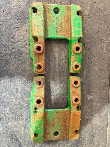 JOHN DEERE MUDGUARD BRACKET (2)