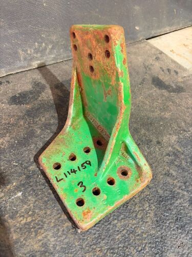 JOHN DEERE MUDGUARD BRACKET (3)
