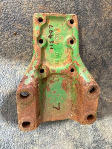 JOHN DEERE MUDGUARD BRACKET (7)