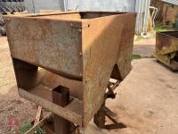 MASSEY FERGUSON POTATO PLANTER - 10