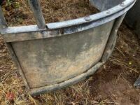 TOMBSTONE ROUND FEEDER - 17