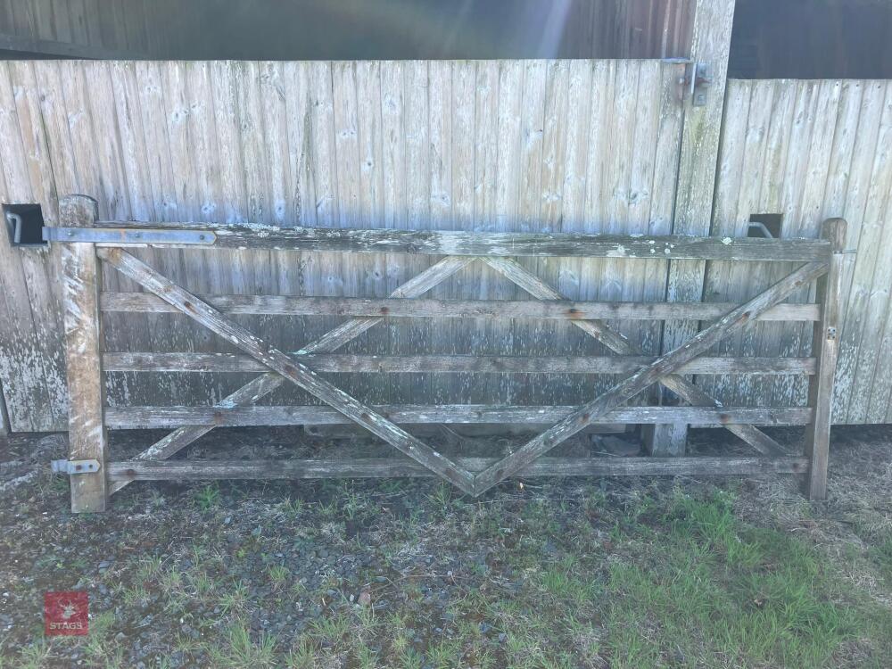 10' WOODEN GATE (A)