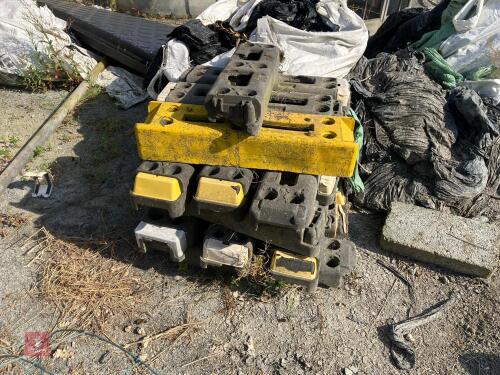 QUANTITY OF HERAS FENCING FEET