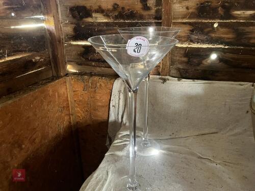 2 DECORATIVE FLOWER VASES (20)