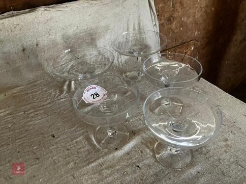 SELECTION OF GLASS FLOWER BOWL VASES(28)