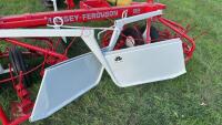 MASSEY FERGUSON 92 TWIN ROTOR RAKE - 17