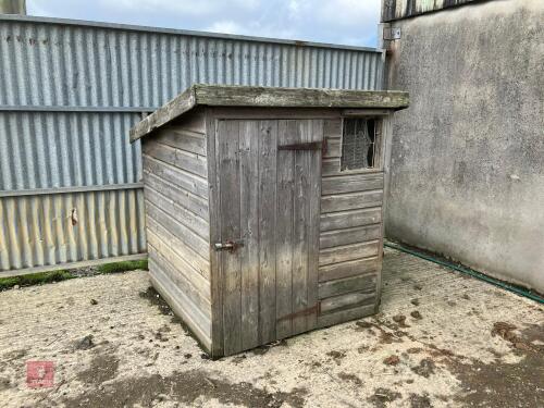4' X 4' WOODEN DOG KENNEL