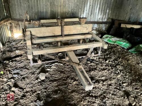 VINTAGE 3 ROW ROOT DRILL (S/R)