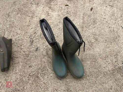 PAIR OF DELTA PLUS WELLIES