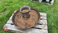 CAST IRON ROUND TROUGH C/W BARS - 3