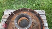 CAST IRON ROUND TROUGH C/W BARS - 7