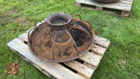 CAST IRON ROUND TROUGH C/W BARS - 4