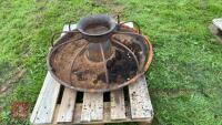 CAST IRON ROUND TROUGH C/W BARS - 5