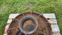 CAST IRON ROUND TROUGH C/W BARS - 8