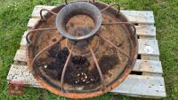 CAST IRON ROUND TROUGH C/W BARS - 9