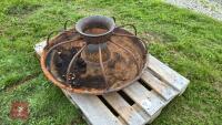 CAST IRON ROUND TROUGH C/W BARS - 10