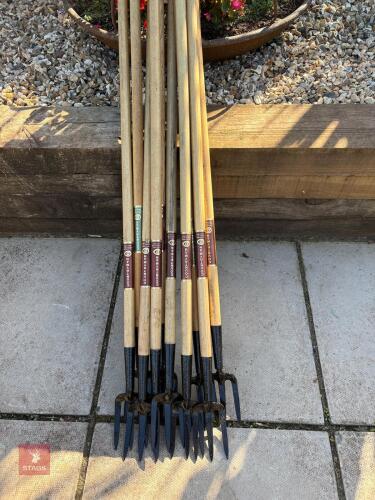10 LONG HANDLED 3 PRONGED GARDEN FORKS