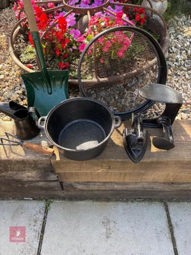 ASSORTMENT OF GARDEN TOOLS