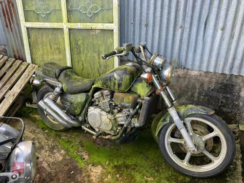 HONDA VF750 CUSTOM MOTORBIKE (32) (S/R)