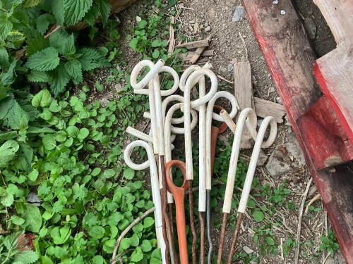 13 METAL ELECTRIC FENCE STAKES (16)