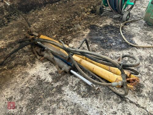 4 MIXED HYDRAULIC RAMS