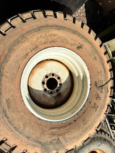 FULL SET OF TITAN TURF CENTRES & TYRES