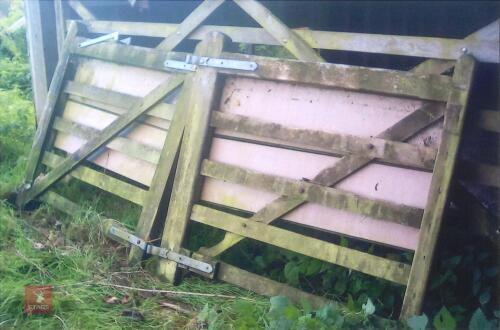 2 X 4' WOODEN GATE & HANGERS
