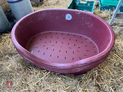 4 PLASTIC DOG BEDS (95)