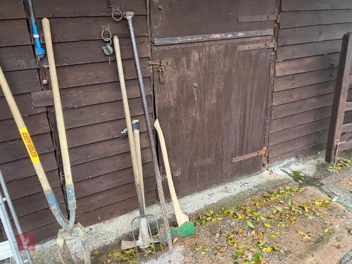 SELECTION OF GARDEN TOOLS